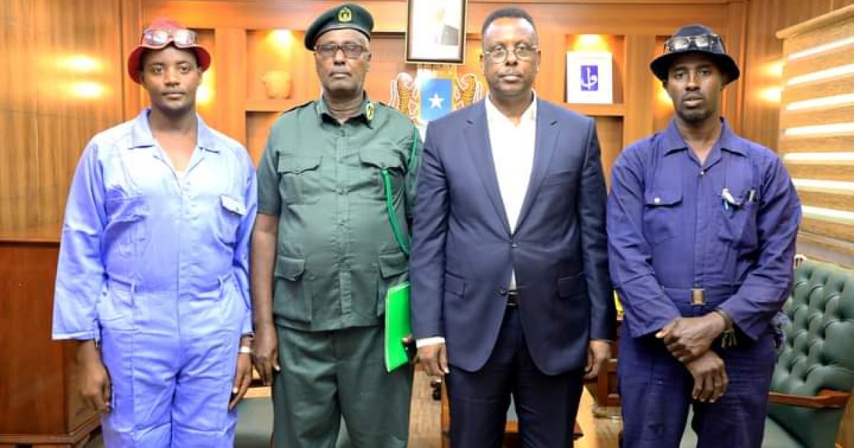 Wasiirka Cadaaladda oo qaabilay Taliyaha Xabsiga Dhexe iyo labo Maxbuus