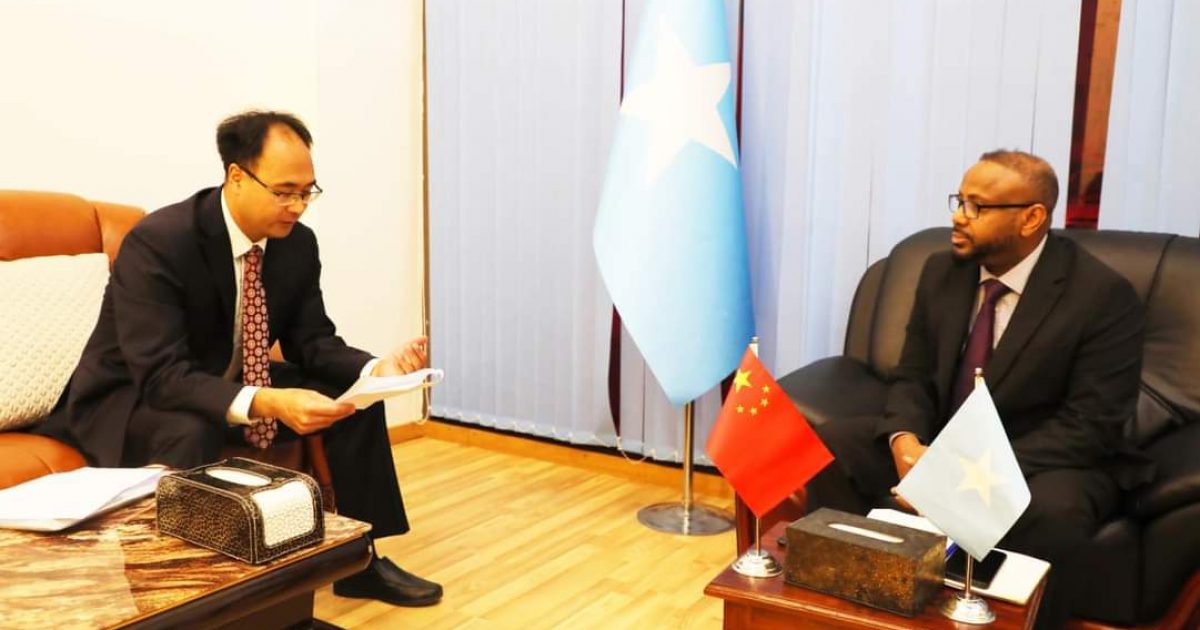 Xoghayaha joogtada ah ee Wasaaradda Arr/Dibadda oo qaabilay Sii hayaha Safaaradda Shiinaha