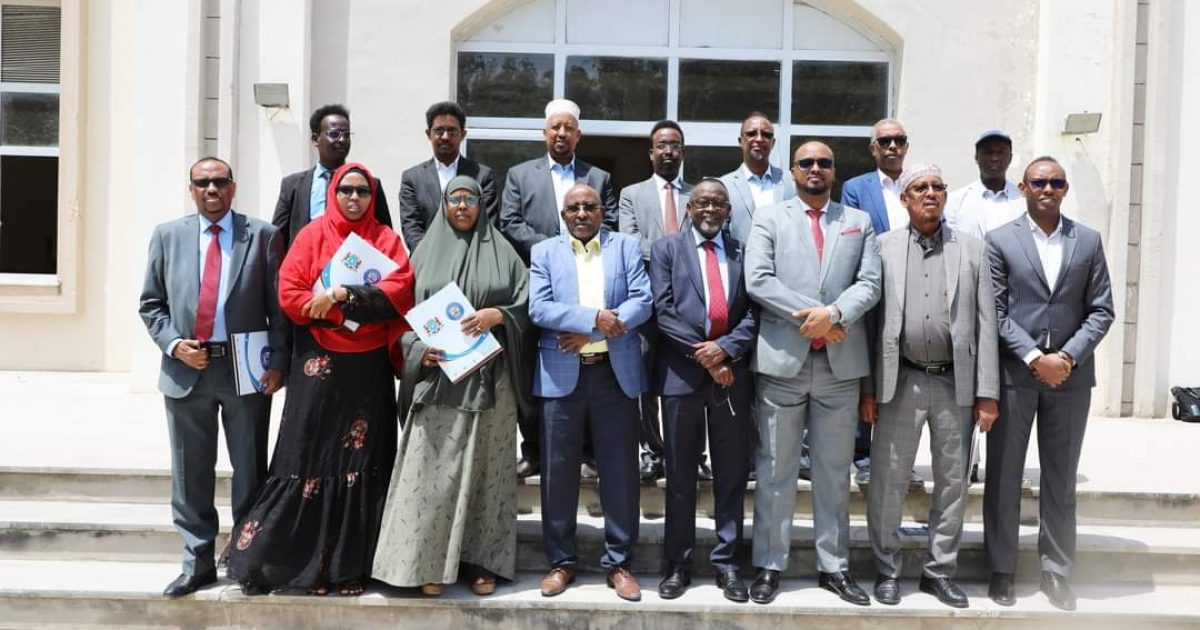 Guddiga Khayraadka Aqalka Sare oo Xafiiskooda ugu yeeray mas’uuliyiinta W/howlaha guud