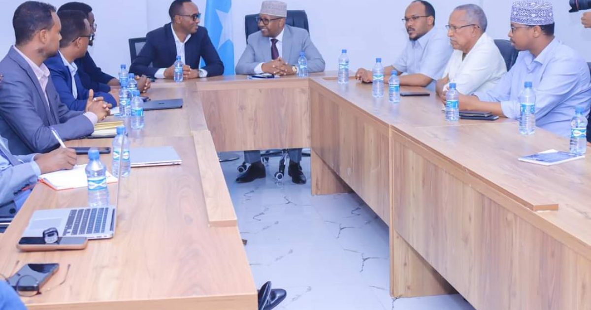 Wasiirka arrimaha gudaha oo booqday Xarunta dhexe ee Hay’adda SoDMA “SAWIRRO”