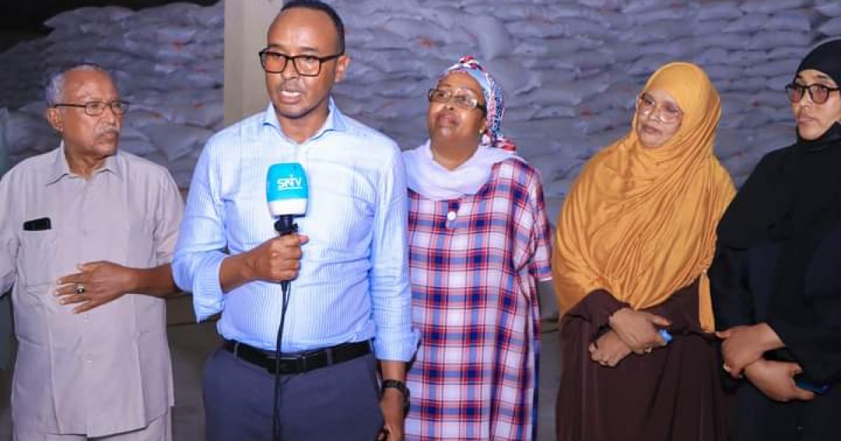 Guddoomiyaha Hay’adda SODMA oo gargaar ku wareejiyay Wasiirka Haweenka Soomaaliya