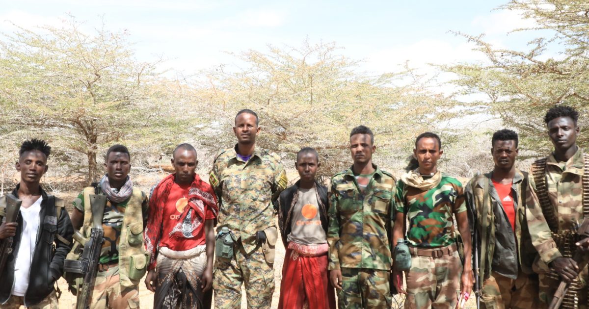 Sawirro: Dhalinyaro ay qaladay Khawaarijtu oo maanta isku soo dhiibtay ciidanka qaranka