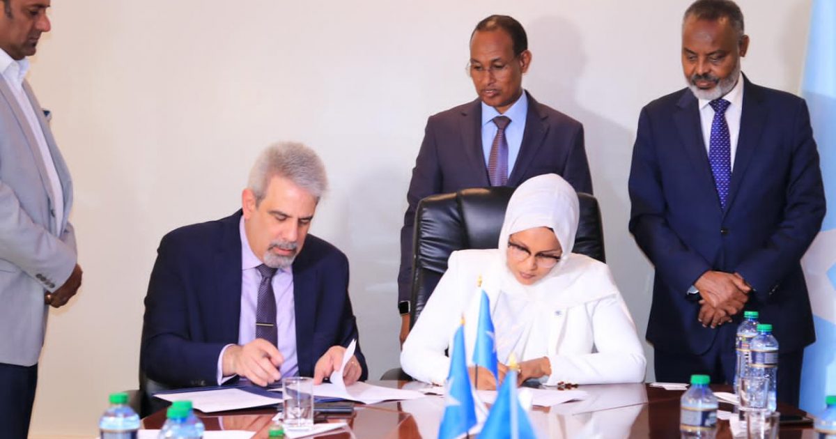 Wasiirka Duulista hawada Soomaaliya oo heshiis la saxiixday Hay’adda Duulimaadyadda Caalamiga ah LATA