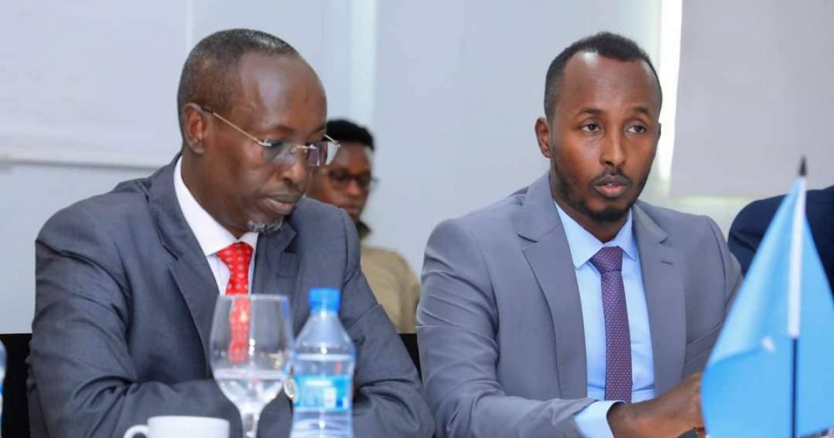 Guddoomiyaha gobolka Banaadir oo kulan la qaatay safiirka midowga yurub u fadhiya Soomaliya.