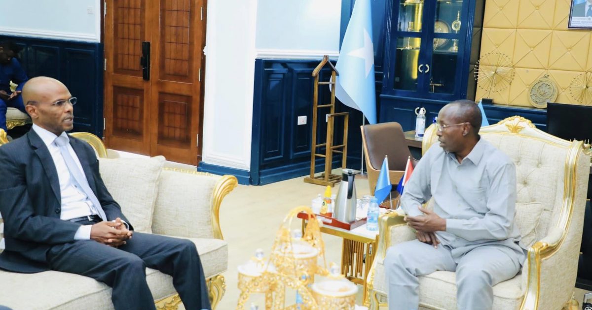 Guddoomiyaha Gobolka Banaadir oo xafiiskiisa ku qaabilay sii hayaha Safiirka Suudaan