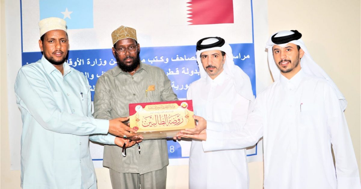 Wasiirka Awqaafta iyo Arrimaha Diinta oo deeq kutubo ah kala wareegay Safiirka Dowladda Qatar ee Soomaaliya
