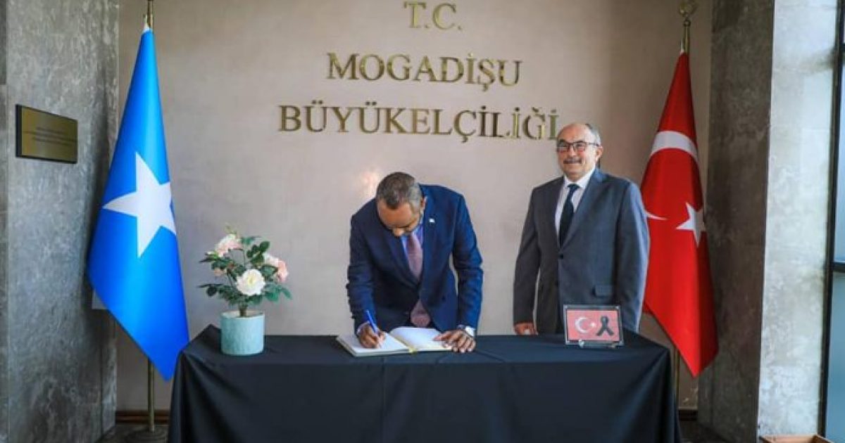 Wasiirka Difaaca XFS oo saxiixay buugga tacsida ee loo furay dadkii ku dhintay Dhulgariirkii Turkiga