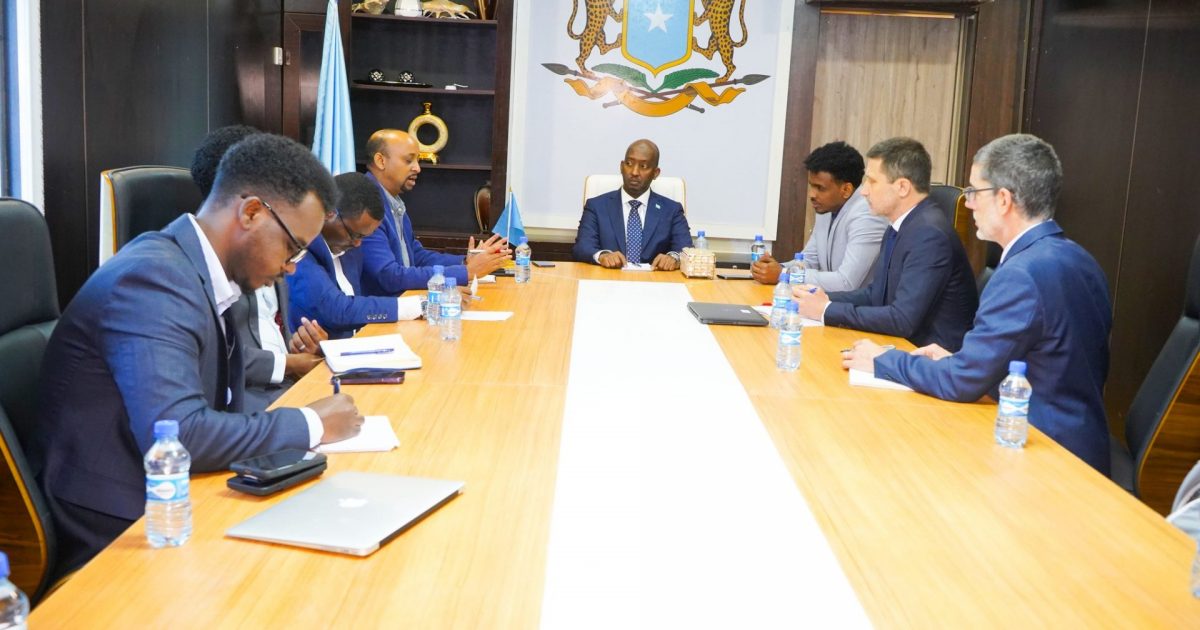 Wasiirka Kalluumaysiga XFS oo xafiiskiisa ku qaabilay wafdi ka socday Banka Adduunka