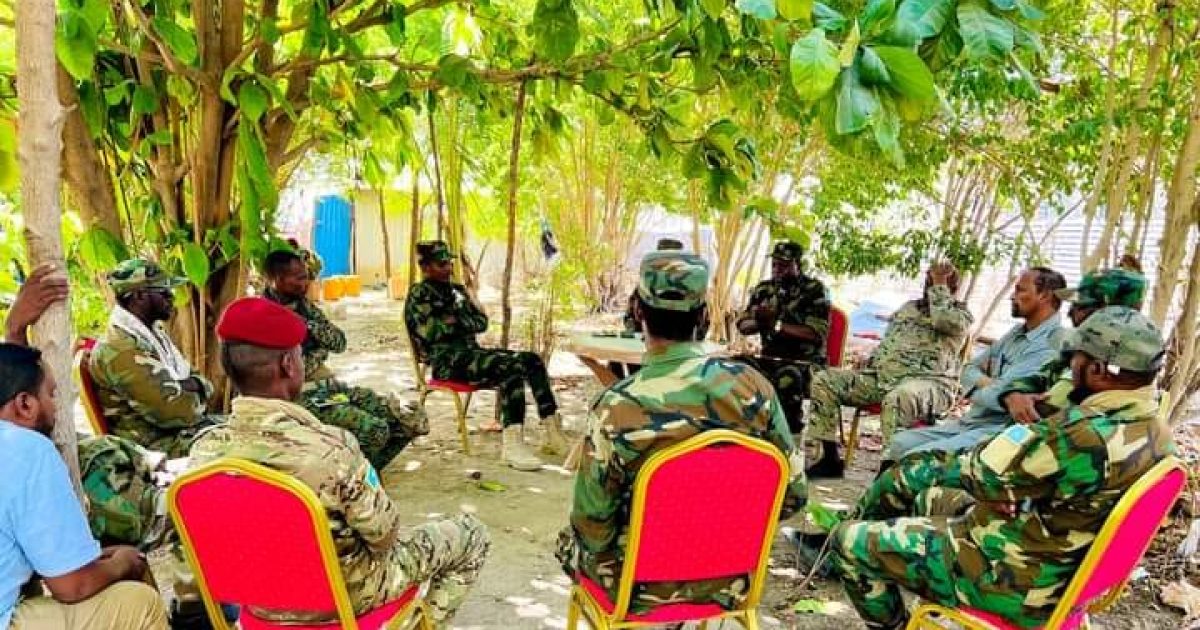 Wasiirka Wasaaradda Amniga Jubbaland oo kulan la qaatay Taliyaha qaybta 43-aad ee Ciidanka Xoogga Dalka