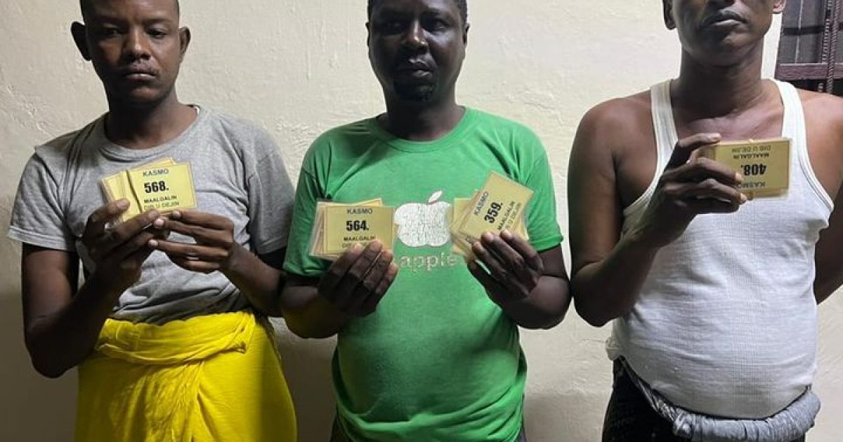 Ciidanka Booliiska oo gacanta ku dhigay rag kaarar been abuur ah u qeybiyay qoysas barakacayaal ah