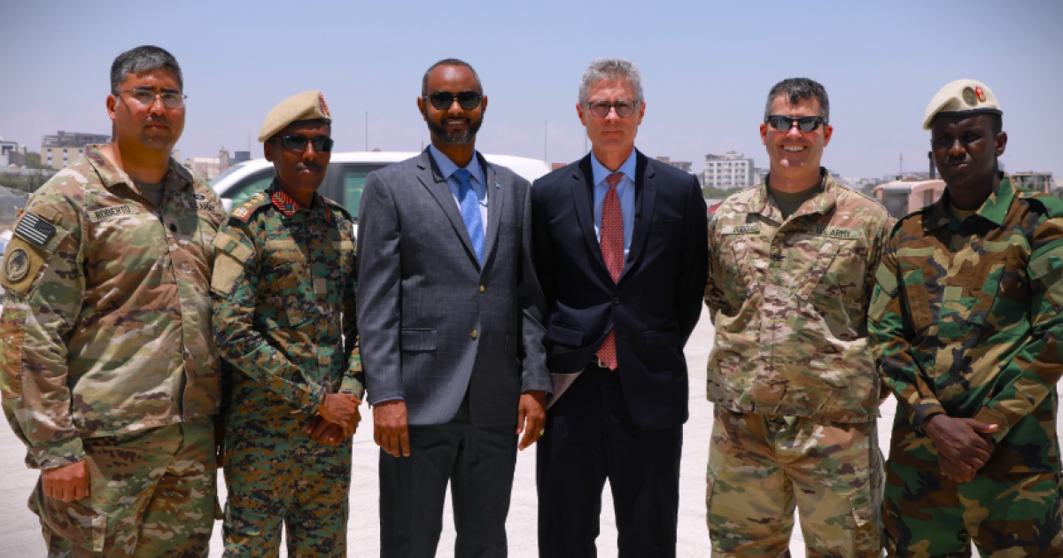 Dowladda Soomaaliya oo saanad ciidan kala wareegtay Maraykanka.