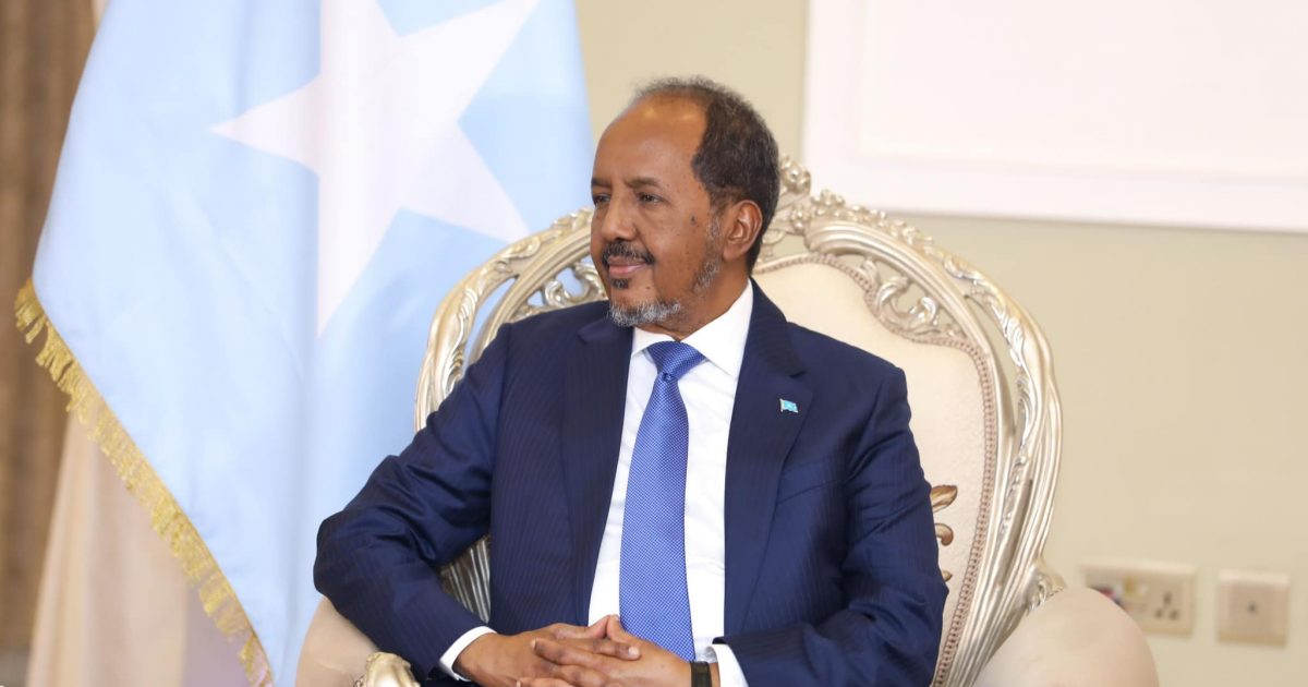Sawirro: Madaxweyne Xasan oo warqadaha aqoonsiga ka gudoomay safiirrada cusub ee seddax dal