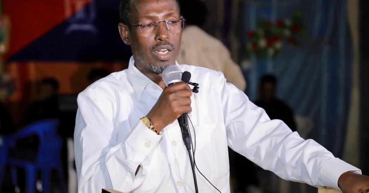 Guddoomiyaha Gobolka Banaadir oo ka qebgalay kulan looga hadlayay dardargalinta amniga Caasimada