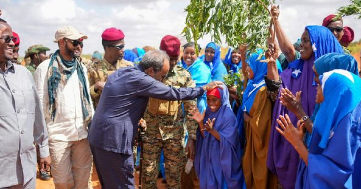 Madaxweyne Xasan Sheekh oo gaaray degmada Aadan yabaal “Sawirro”
