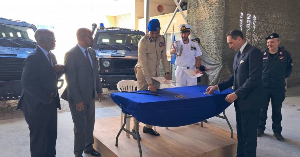 Safaaradda Talyaanigu oo Gaadiid ugu deeqday Ciidamada Booliiska