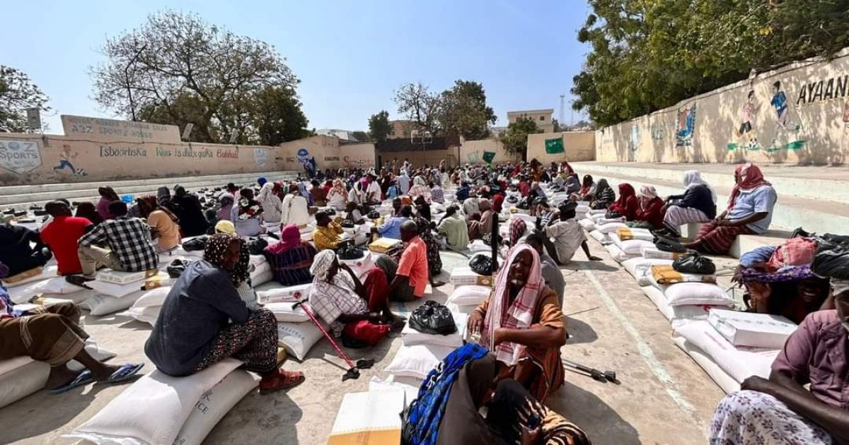 Hay’adda SoDMA oo deeq raashin ah u qeybisay  Barakacayaasha ku sugan D.Warta Nabada