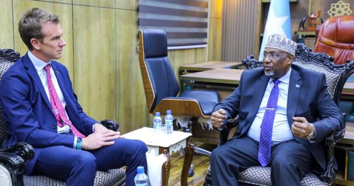 Guddoomiyaha Golaha Shacabka BJFS oo xafiiskiisa ku qaabilay Sii-hayaha Safaaradda Ingiriiska ee Soomaaliya