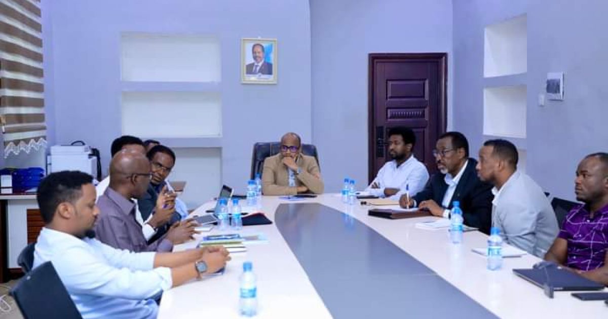 Guddoomiye Ku-xigeenka Maaliyadda Gobolka Banaadir oo guddoomiyey kulan ku saabsan Maareynta Arrimaha Dhulka “SAWIRRO”