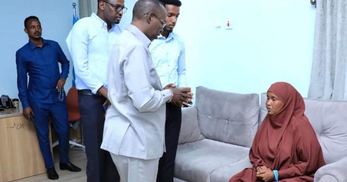 Duqa Muqdisho oo la kulmay Hooyo Soomaaliyeed oo uu horey u damaanad qaaday xaaladeeda Caafimaad