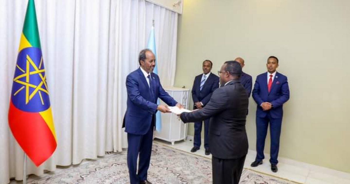 Madaxweyne Xasan Sheekh oo warqadaha aqoonsiga danjirenimo ka guddoomay Safiirka cusub Dowladda Itoobiya ee Soomaaliya