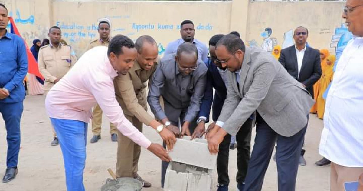 Guddoomiyaha Gobolka Banaadir oo dhagax dhigay buundo laga dhisayo waddada 21ka October “SAWIRRO”