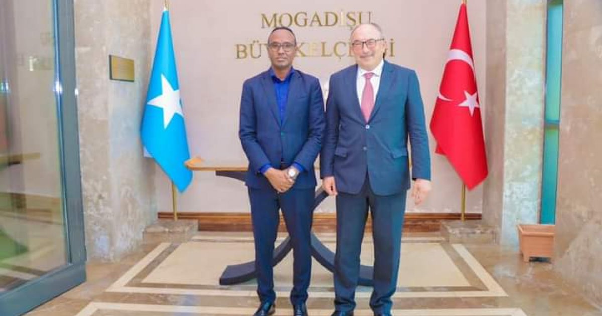 Guddoomiyaha Hay’adda Maareynta Musiibooyinka Qaranka oo la kulmay Safiirka Turkiga ee Soomaaliya