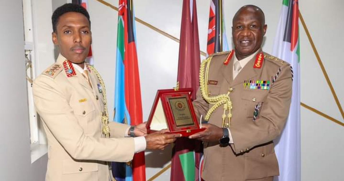 Taliyaha Ciidanka Xoogga Dalka oo kulan la yeeshay dhigiisa dalka Kenya