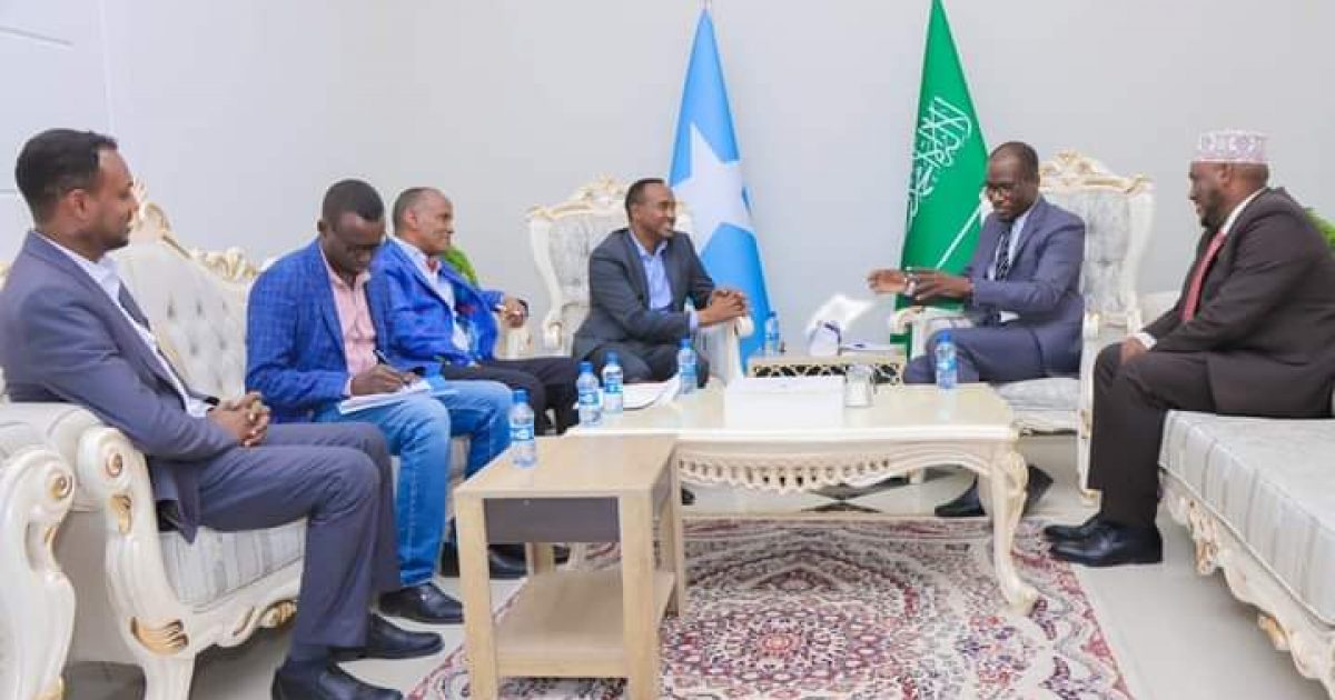 Guddoomiyaha Hay’adda Maareynta Musiibooyinka oo la kulmay Safiirka Sacuudiga ee Soomaaliya