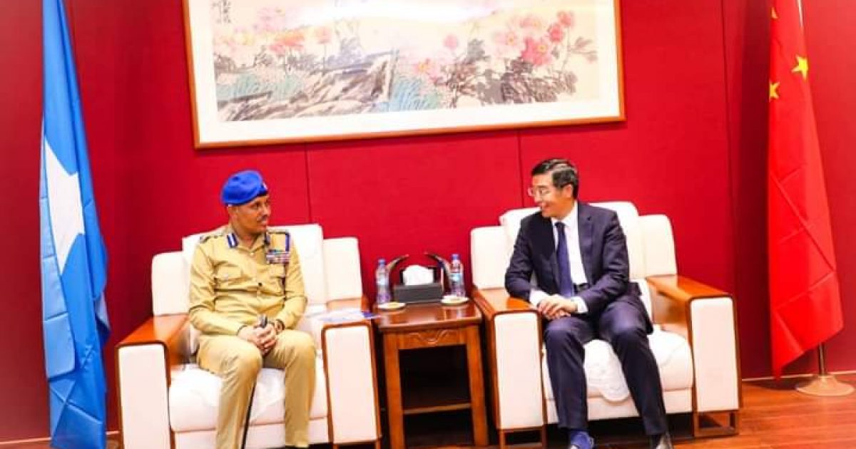 Taliyaha Ciidanka Booliska oo la kulmay Safiirka Shiinaha ee Soomaaliya