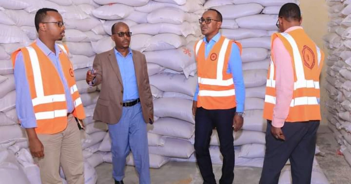 Guddoomiyaha Hay’adda SODMA oo kormeeray Bakhaar la dhigay gargaar ay Hay’addu gaarsiisay Garoowe