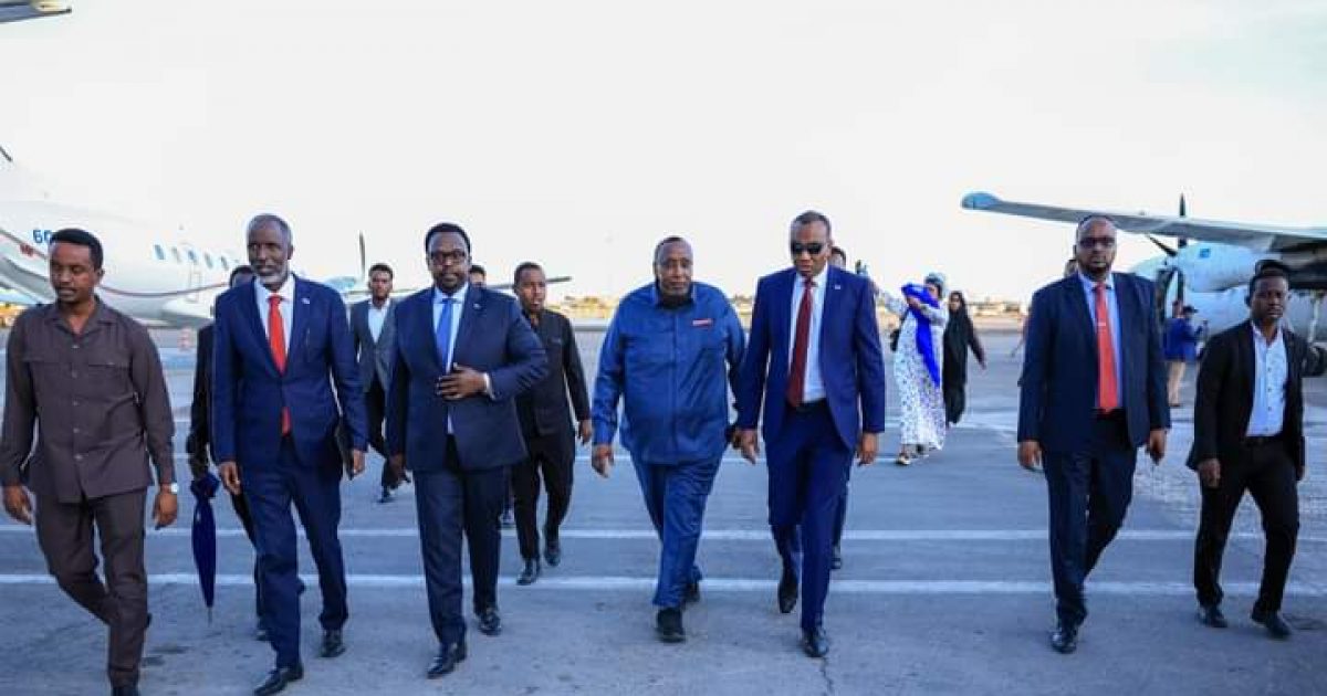 Ra’iisul Wasaare Xamse iyo wafdi uu hogaaminayo oo caawa dib ugu soo laabtay Muqdisho