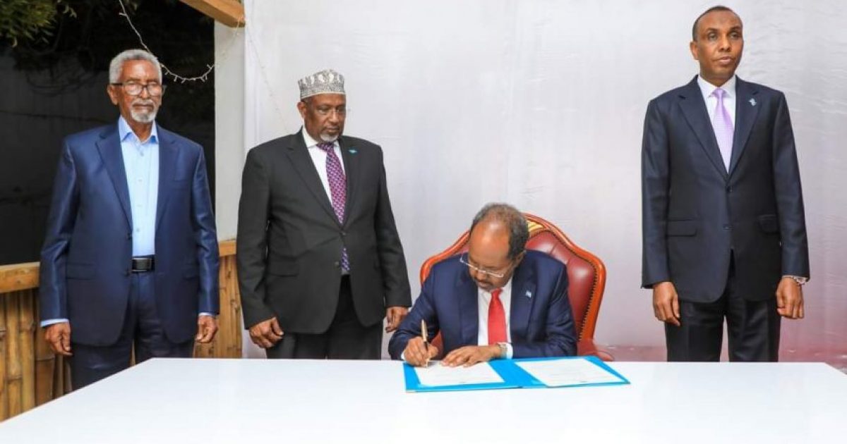 Madaxweynaha JFS oo saxiixay Sharrciyo ay ansixiyeen Labada Gole