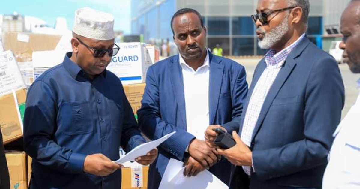 Safiirka Soomaaliya ee Kenya iyo Jaaliyadda oo deeq dawo ah guddoonsiiyay Wasiirka Arrimaha gudaha XFS