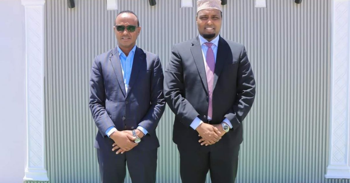 Guddoomiyaha SoDMA oo xafiiskiisa ku qaabilay Wasiirka Qorsheynta Qaranka