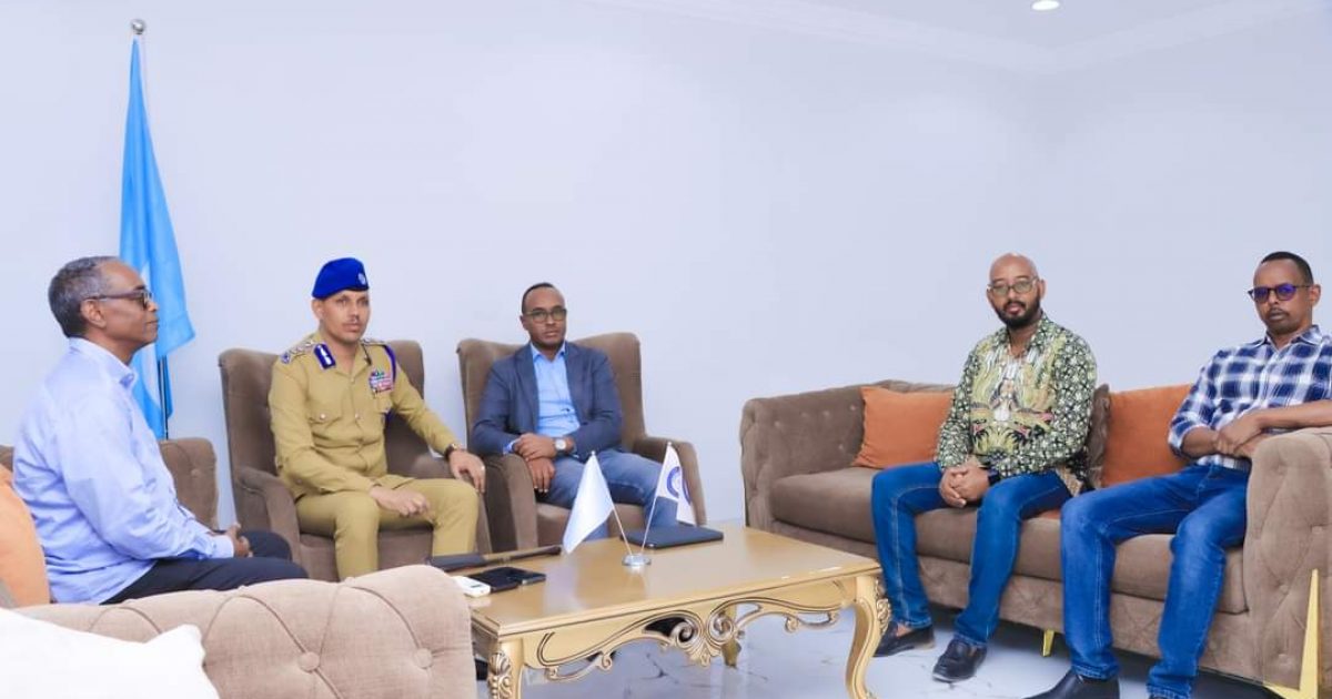 Guddoomiyaha SoDMA oo xafiiskiisa ku qaabilay Taliyaha Booliska Soomaaliyeed