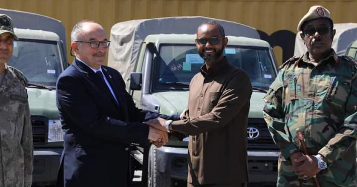 Wasiirka Gaashaandhigga oo Dowladda Turkiga kala wareegay gaadiid dagaal