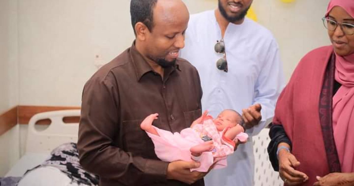 Wasiirka Caafimaadka oo Isbitaalka Banaadir ku booqday Hooyo Afar gabdhood oo mataano ah dhashay “SAWIRRO”