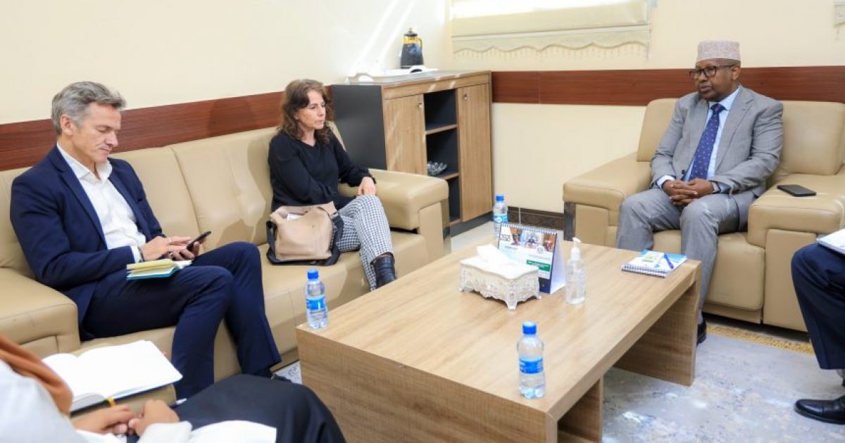 Wasiirka Arrimaha Gudaha XFS oo xafiiskiisa ku Qaabilay Ergayga iyo Safiirka Norway ee Soomaaliya