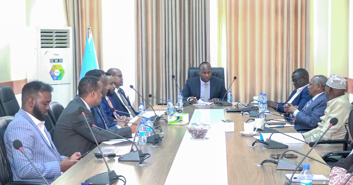 Guddiga Amniga iyo Difaaca Golaha Aqalka Sare oo kulan su’aalo weydiin ah la qaatay wasiiru dowlaha Wasaaradda Amniga XFS