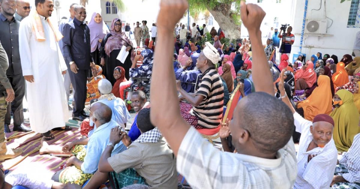 Guddoomiyaha gobolka Banaadir oo deeqdan lacageed u qeybiyay qoysas danta yar ah