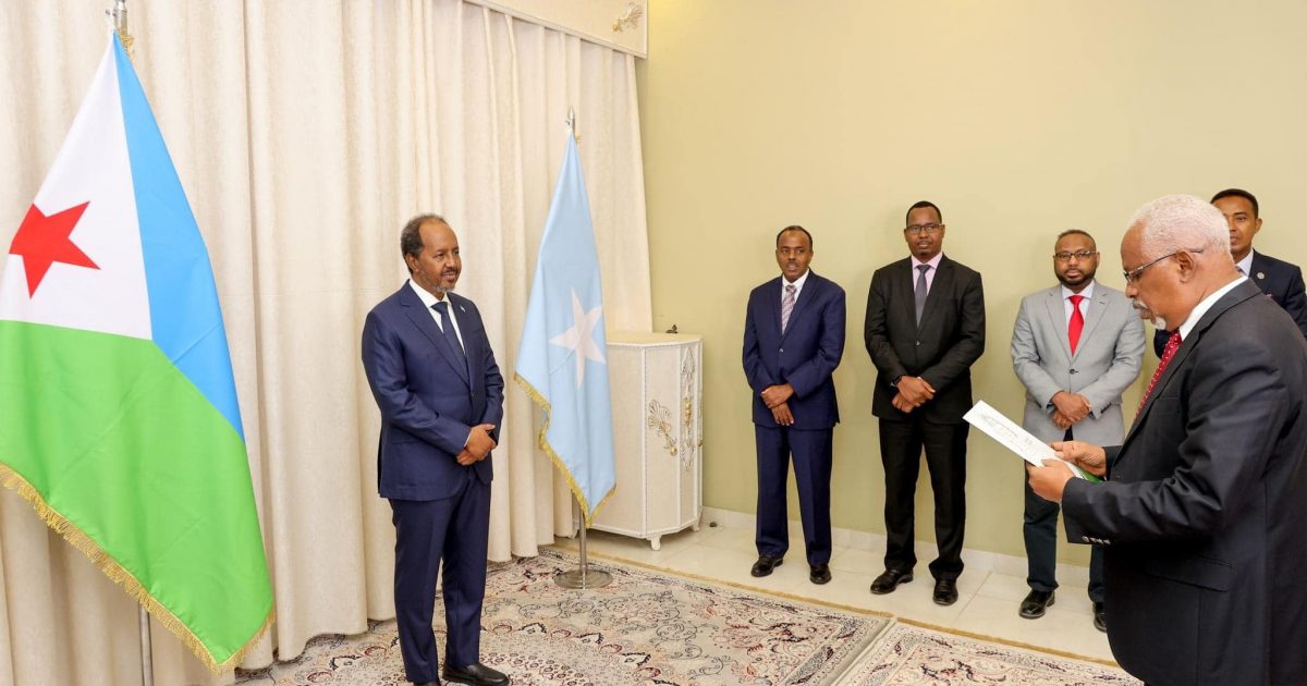 Madaxweynaha JFS oo warqadaha aqoonsiga ka guddoomay danjireyaasha dalalka Jabuuti, Kanada iyo Kuubba