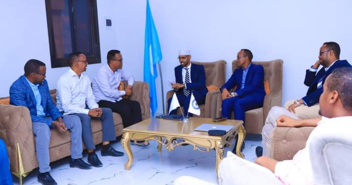 Guddoomiyaha Hay’adda SoDMA oo xafiiskiisa ku qaabilay Wasiirka Tamarta  “SAWIRRO”