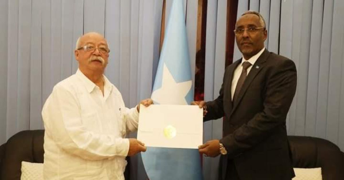 Wasiirka arrimaha dibadda XFS oo warqadaha aqoonsiga ka guddoomay safiirka cusub ee Cuba