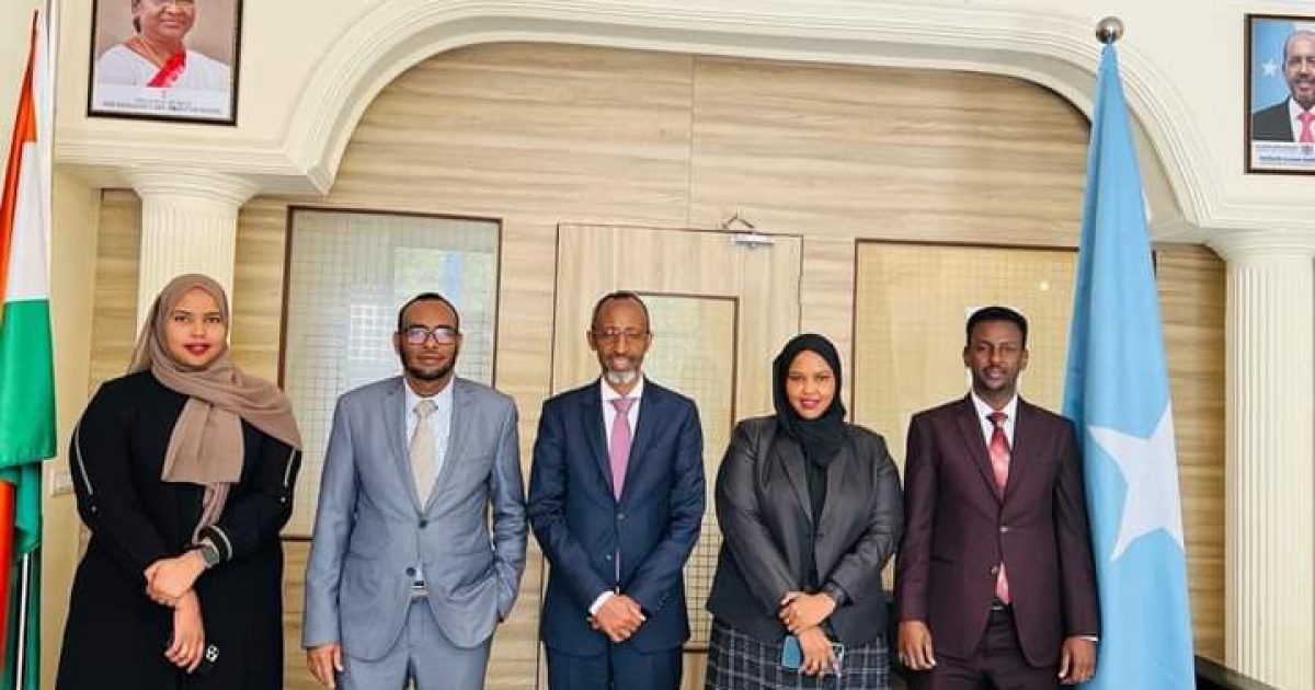 Wasiirka Waxbarashada Soomaaliya oo booqday Safaaradda Soomaaliya ee dalka Hindiya “SAWIRRO”