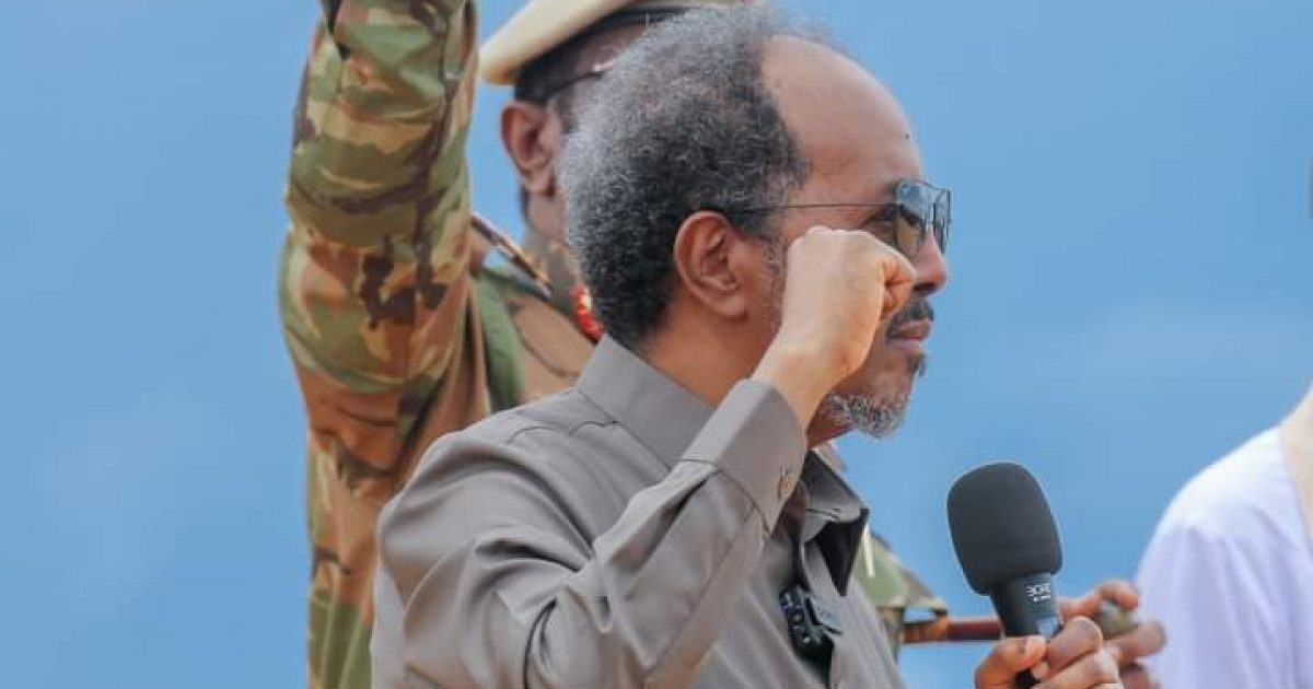 Madaxweyne Xasan Sheekh oo kormeeray xerada Hiil-weyne oo lagu diraaiyay ciidamo ka tirsan Xoogga dalka