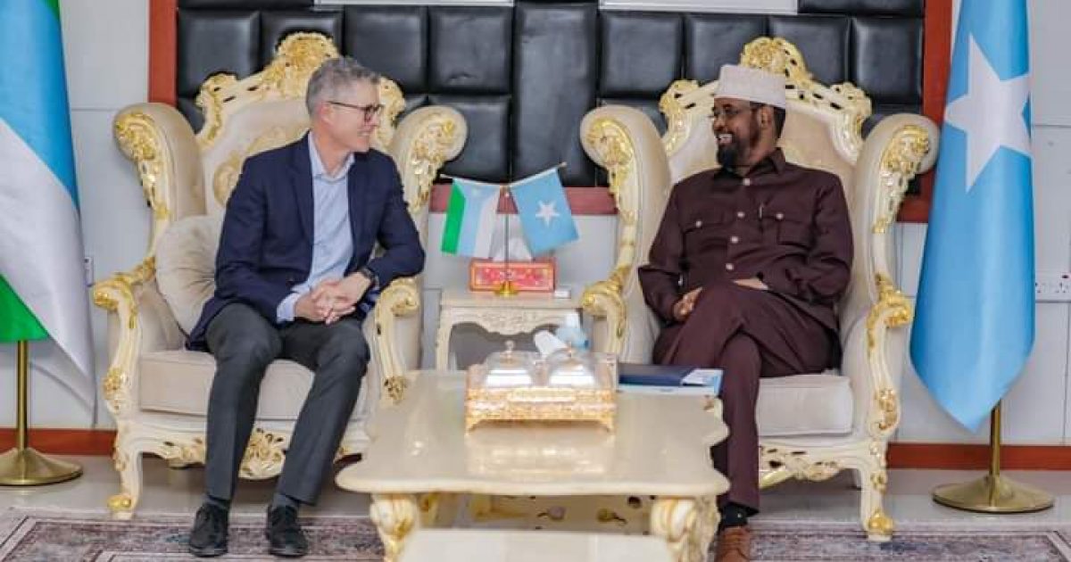 Madaxweynaha Jubbaland oo qaabilay safiir ku-xigeenka Maraykanka ee Soomaaliya