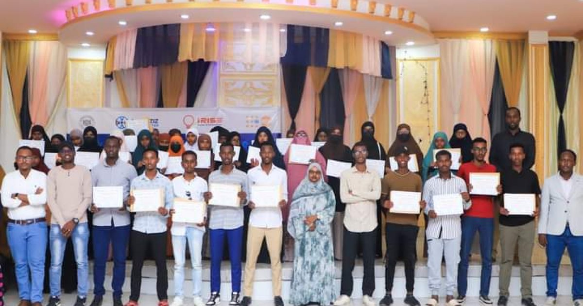 Dhallinyaro loo soo xiray tababar la xiriira farsamada gacanta oo lagu qabtay Muqdisho “SAWIRRO”