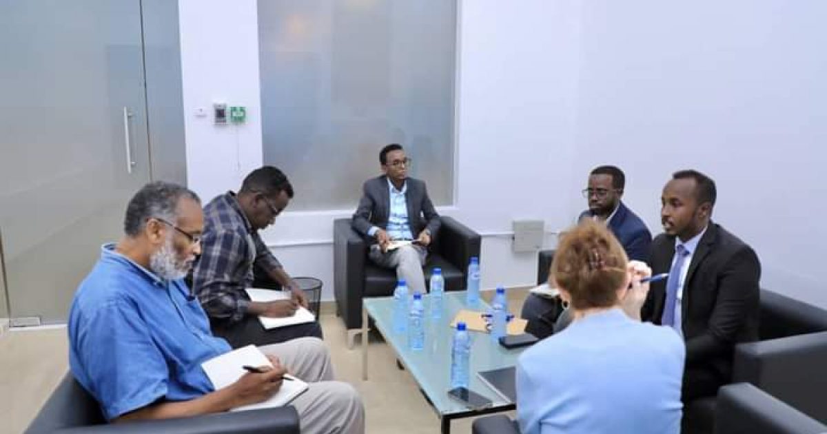 Aggaasimaha Arrimaha dibada ee Dowladda Hoose Xamar oo qaabilay madaxda USAID