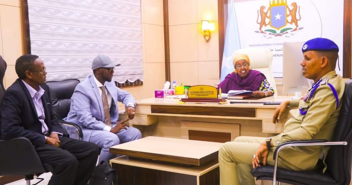 Taliyaha Ciidanka Boliiska Soomaaaliyeed oo booqday Wasaraadda haweenka