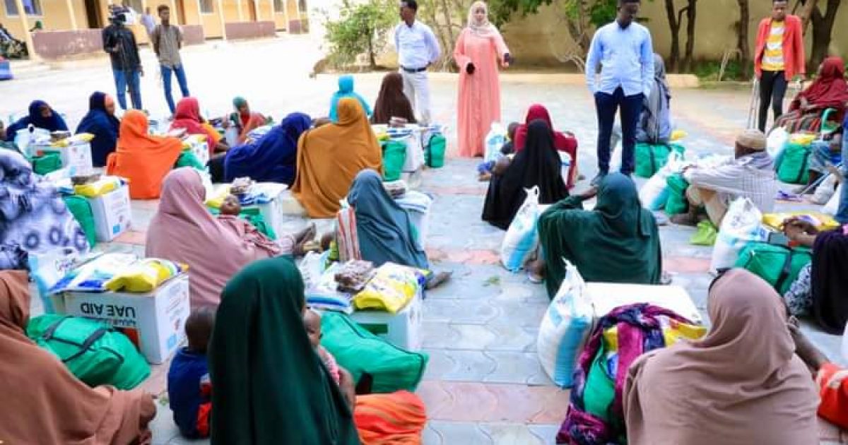 Shacab uu saameeyay roobabkii ka da’ay Caasimadda oo la gaarsiiyay Dhar iyo Raashin “SAWIRRO”